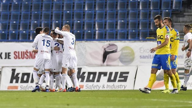 Fotbalisté Baníku Ostrava (vlevo) se radují z gólu v Teplicích. Fotbalisté Baníku Ostrava (vlevo) se radují z gólu v Teplicích.