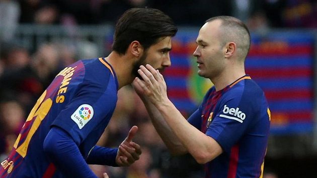 Portugalec Andre Gomes střídá Andrese Iniestu během utkání s Atléticem. Vlastní fanoušci na něj pískají. Portugalec Andre Gomes střídá Andrese Iniestu během utkání s Atléticem. Vlastní fanoušci na něj pískají.