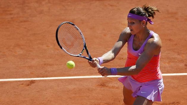 Lucie Šafářová u sítě na pařížské antuce. Lucie Šafářová u sítě na pařížské antuce.