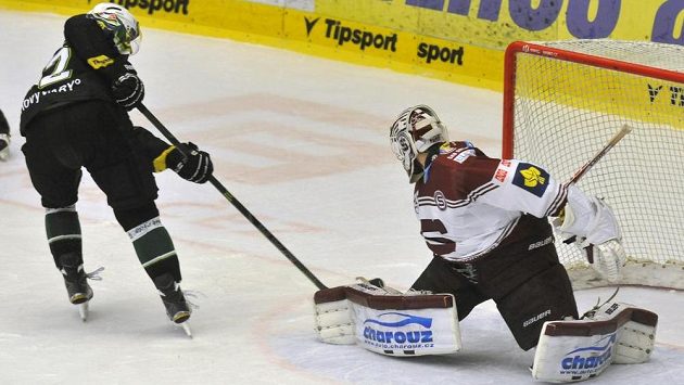 Karlovarský útočník Stanislav Balán dává z trestného střílení sparťanskému brankáři Novotnému třetí gól. Karlovarský útočník Stanislav Balán dává z trestného střílení sparťanskému brankáři Novotnému třetí gól.