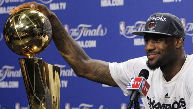 LeBron James s pohárem pro vítěze NBA. LeBron James s pohárem pro vítěze NBA.