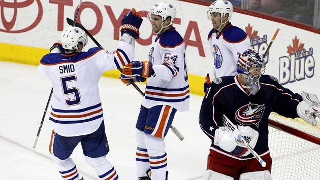 Hokejisté Edmontonu Ladislav Šmíd a Jordan Eberle se radují z gólu do sítě brankáře Columbusu Stevea Masona. Hokejisté Edmontonu Ladislav Šmíd a Jordan Eberle se radují z gólu do sítě brankáře Columbusu Stevea Masona.
