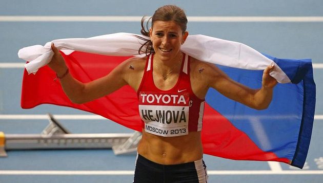 Zuzana Hejnová s českou vlajkou po vítězství ve finálovém závodě na 400 m překážek na MS v Moskvě. Zuzana Hejnová s českou vlajkou po vítězství ve finálovém závodě na 400 m překážek na MS v Moskvě.