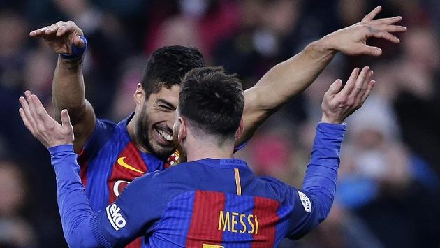 Kanonýr Barcelony Luis Suárez (vlevo) oslavuje s Lionelem Messim jednu ze dvou tref v derby s Espaňolem, Kanonýr Barcelony Luis Suárez (vlevo) oslavuje s Lionelem Messim jednu ze dvou tref v derby s Espaňolem,
