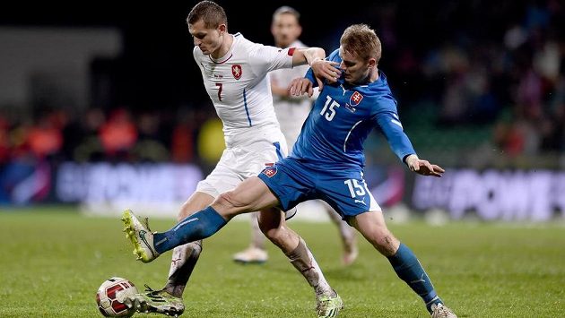 Český útočník Tomáš Necid (vlevo) a Tomáš Hubočan ze Slovenska během přátelského utkání. Český útočník Tomáš Necid (vlevo) a Tomáš Hubočan ze Slovenska během přátelského utkání.