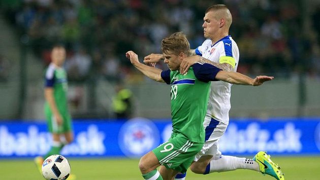 Slovák Martin Skrťel (vpravo) bojuje o míč s Jamiem Wardem ze Severního Irska. Slovák Martin Skrťel (vpravo) bojuje o míč s Jamiem Wardem ze Severního Irska.
