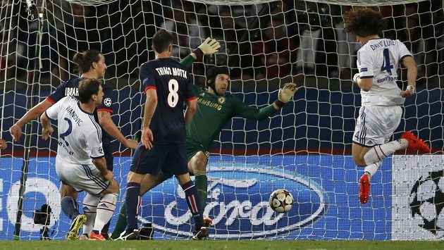 Obránce Chelsea David Luiz (vpravo) střílí nešťastný vlastní gól brankáři Petru Čechovi v utkání Champions League v Parku princů proti PSG. Obránce Chelsea David Luiz (vpravo) střílí nešťastný vlastní gól brankáři Petru Čechovi v utkání Champions League v Parku princů proti PSG.