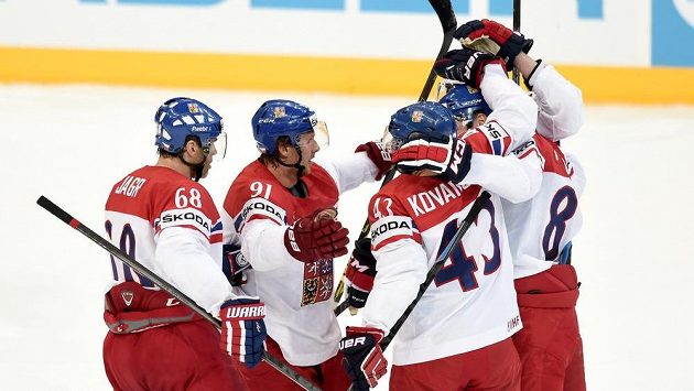 Čeští hokejisté (zleva) Jaromír Jágr, Martin Erat, Jan Kovář a Jakub Nakládal oslavují gól proti Švédsku na MS v Praze. Čeští hokejisté (zleva) Jaromír Jágr, Martin Erat, Jan Kovář a Jakub Nakládal oslavují gól proti Švédsku na MS v Praze.
