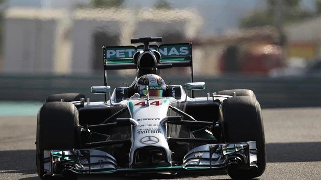 Pilot Mercedesu Lewis Hamilton při měřeném tréninku na Velkou cenu Abú Zabí. Pilot Mercedesu Lewis Hamilton při měřeném tréninku na Velkou cenu Abú Zabí.