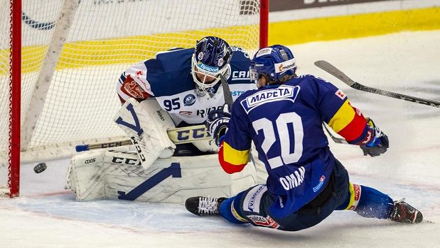 Matěj Toman z Českých Budějovic před brankářem Vítkovic Miroslavem Svobodou. Matěj Toman z Českých Budějovic před brankářem Vítkovic Miroslavem Svobodou.