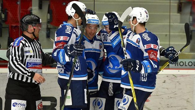 Plzeňský útočník Jakub Lev (druhý zprava) slaví se spoluhráči gól na ledě Karlových Varů v zápase 37. kola hokejové Tipsport extraligy. Plzeňský útočník Jakub Lev (druhý zprava) slaví se spoluhráči gól na ledě Karlových Varů v zápase 37. kola hokejové Tipsport extraligy.