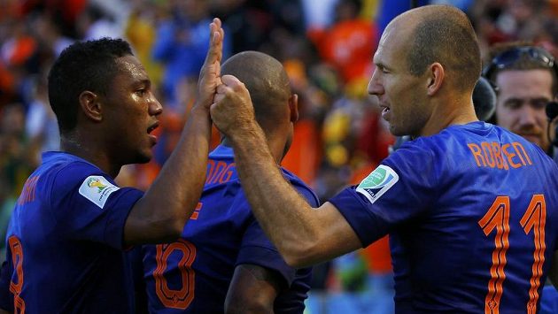 Střelec úvodního nizozemského gólu Arjen Robben (vpravo) oslavuje trefu se spoluhráčem Jonathanem de Guzmánem. Střelec úvodního nizozemského gólu Arjen Robben (vpravo) oslavuje trefu se spoluhráčem Jonathanem de Guzmánem.