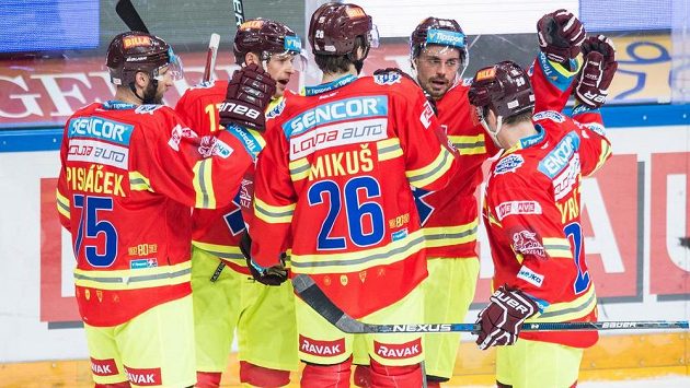 Hokejisté Sparty (zleva) Jan Piskáček, Jaroslav Hlinka, Juraj Mikuš, Michal Řepík a Petr Vrána oslavují osmý gól v síti Třince. Hokejisté Sparty (zleva) Jan Piskáček, Jaroslav Hlinka, Juraj Mikuš, Michal Řepík a Petr Vrána oslavují osmý gól v síti Třince.