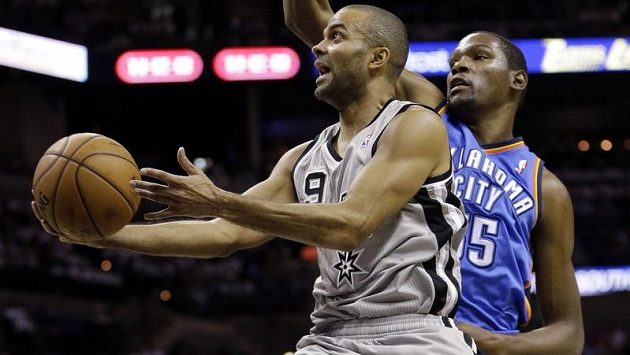 Tony Parker (vlevo) střílí koš v poslední vteřině zápasu. Tony Parker (vlevo) střílí koš v poslední vteřině zápasu.