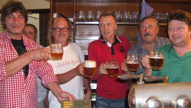 Za slavnou "tygří" pípou - zleva Jiří Babica, Ondřej Hejma, Jan Berger, Antonín Panenka a Leoš Noha. Za slavnou "tygří" pípou - zleva Jiří Babica, Ondřej Hejma, Jan Berger, Antonín Panenka a Leoš Noha.