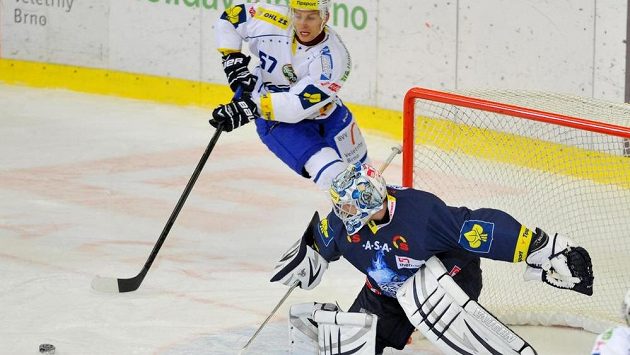 V akci útočník Komety Jan Hruška a liberecký brankář Ján Lašák. V akci útočník Komety Jan Hruška a liberecký brankář Ján Lašák.