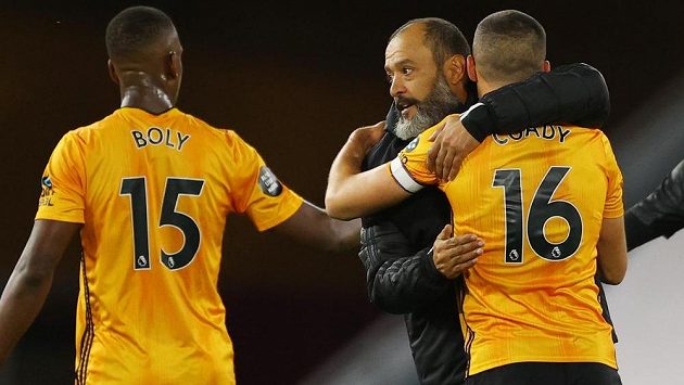 Fotbalisté Wolverhamptonu se s trenérem Nuno Espirito Santem radují z výhry nad Crystal Palace. Fotbalisté Wolverhamptonu se s trenérem Nuno Espirito Santem radují z výhry nad Crystal Palace.