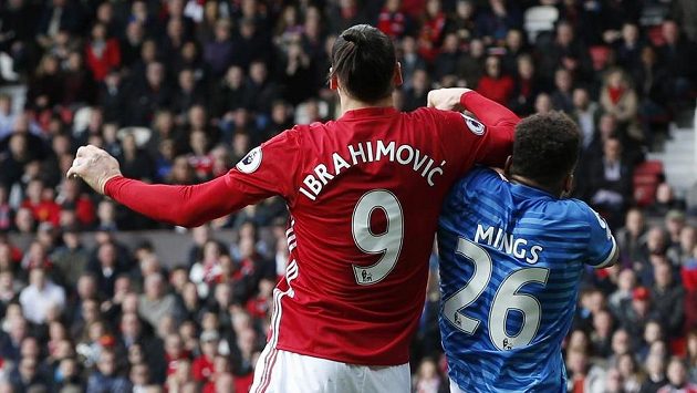 Inkriminovaný moment mezi útočníkem Manchesteru United Zlatanem Ibrahimovičem a stoperem Bournemouthu Tyronem Mingsem. Inkriminovaný moment mezi útočníkem Manchesteru United Zlatanem Ibrahimovičem a stoperem Bournemouthu Tyronem Mingsem.