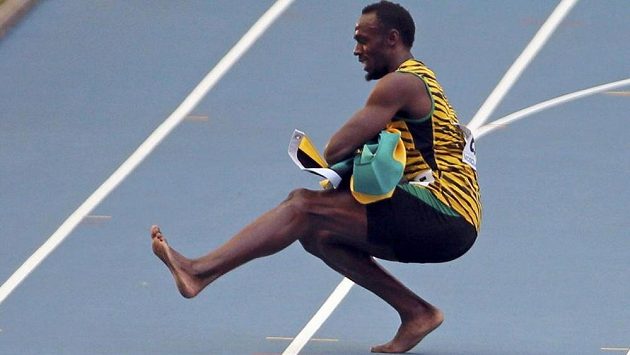 Jamajský sprinter Usain Bolt tančí kozáčka. Jamajský sprinter Usain Bolt tančí kozáčka.