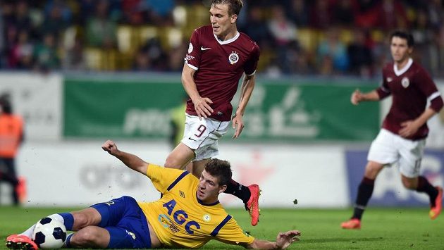 Teplický obránce Laco Takács (vlevo) a Bořek Dočkal ze Sparty. Teplický obránce Laco Takács (vlevo) a Bořek Dočkal ze Sparty.