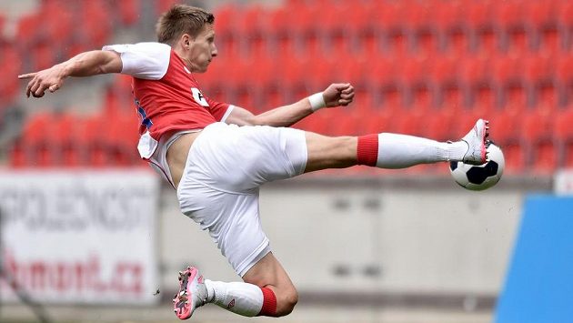 Slávista Milan Škoda při střeleckém pokusu v utkání s Libercem. Slávista Milan Škoda při střeleckém pokusu v utkání s Libercem.