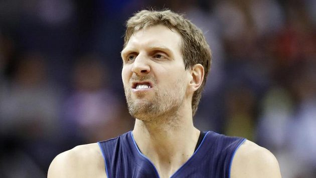 Baketbalista Dallasu Mavericks Dirk Nowitzki v duelu s Washingtonem. Baketbalista Dallasu Mavericks Dirk Nowitzki v duelu s Washingtonem.