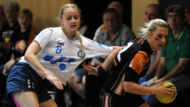 Vlevo Diana Tomašechová z Poruby, vpravo Lucia Súkenníková z Mostu. Vlevo Diana Tomašechová z Poruby, vpravo Lucia Súkenníková z Mostu.