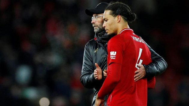 Fotbalový Liverpool sní o zisku mistrovského titulu. Po domácí remíze s Leicesterem ale byla nálada na Anfieldu hodně chladná. Stopera Virgila van Dijka utěšuje manažer Jürgen Klopp. Fotbalový Liverpool sní o zisku mistrovského titulu. Po domácí remíze s Leicesterem ale byla nálada na Anfieldu hodně chladná. Stopera Virgila van Dijka utěšuje manažer Jürgen Klopp.