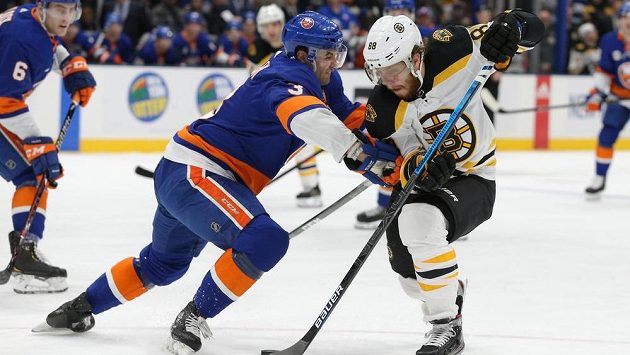 Útočník Bostonu David Pastrňák (vpravo) a obránce New Yorku Islanders Adam Pelech. Útočník Bostonu David Pastrňák (vpravo) a obránce New Yorku Islanders Adam Pelech.
