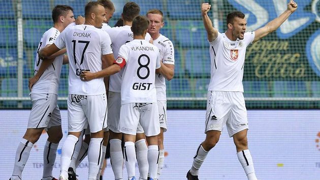 Erik Prekop z Hradce Králové (vpravo) se raduje se spoluhráči z gólu. Erik Prekop z Hradce Králové (vpravo) se raduje se spoluhráči z gólu.