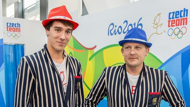 Šéf české mise Martin Doktor (vpravo) během přebírání a zkoušení kolekce pro olympiádu v Riu, vlevo pětibojař Jan Kuf. Šéf české mise Martin Doktor (vpravo) během přebírání a zkoušení kolekce pro olympiádu v Riu, vlevo pětibojař Jan Kuf.