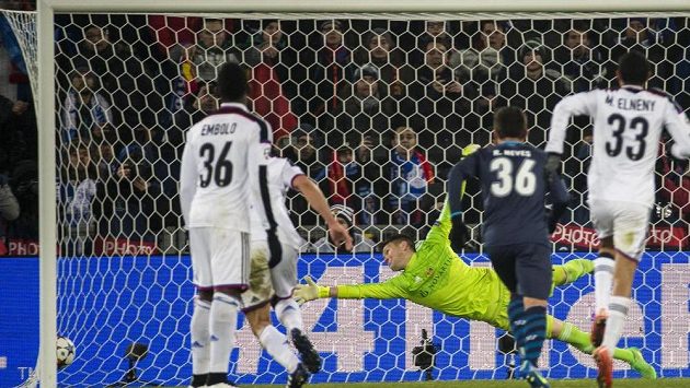 Tomáš Vaclík v brance Basileje inkasuje vyrovnávací gól z penalty, jejímž exekutorem byl portský Danilo. Tomáš Vaclík v brance Basileje inkasuje vyrovnávací gól z penalty, jejímž exekutorem byl portský Danilo.