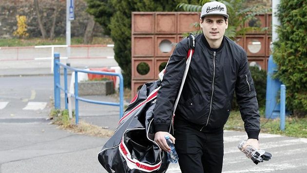 David Tomášek přichází na sraz hokejové reprezentace. David Tomášek přichází na sraz hokejové reprezentace.