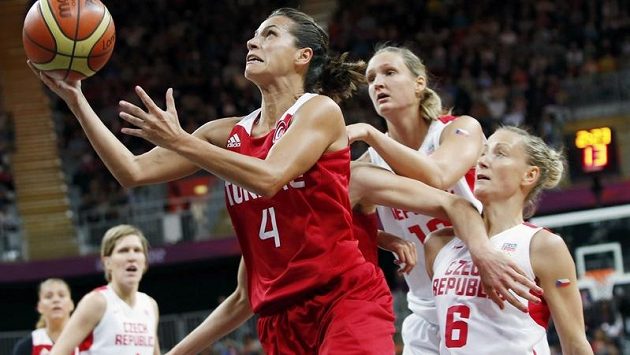 Kateřina Bartoňová (vpravo) a Petra Kulichová brání tureckou basketbalistku Palazogluovou. Kateřina Bartoňová (vpravo) a Petra Kulichová brání tureckou basketbalistku Palazogluovou.