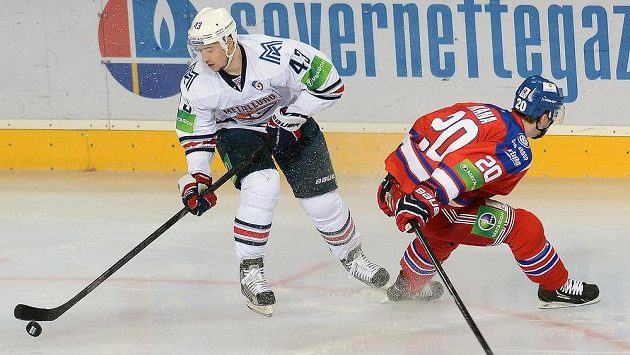Útočník Lva Petr Vrána (vpravo) a Jan Kovář z Magnitogorsku. Útočník Lva Petr Vrána (vpravo) a Jan Kovář z Magnitogorsku.