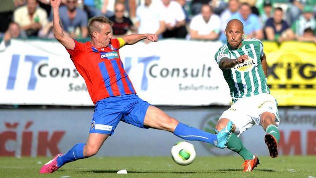 Plzeňský David Limberský (vlevo) se snaží zblokovat střelu Ivana Lietavy z Bohemians 1905. Plzeňský David Limberský (vlevo) se snaží zblokovat střelu Ivana Lietavy z Bohemians 1905.