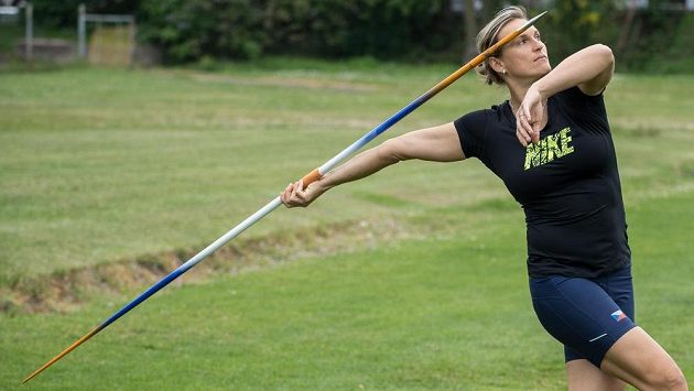 Oštěpařka Barbora Špotáková při jednom z prvních házecích tréninků po zranění nohy. Oštěpařka Barbora Špotáková při jednom z prvních házecích tréninků po zranění nohy.