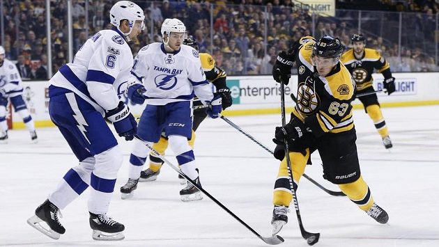 Bostonský útočník Brad Marchand střílí na branku Tampy v utkání NHL. Zápas nedohrál, když na konci první třetiny předvedl ošklivý faul. Bostonský útočník Brad Marchand střílí na branku Tampy v utkání NHL. Zápas nedohrál, když na konci první třetiny předvedl ošklivý faul.