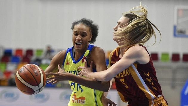 Zleva DeWanna Bonnerová z USK a Meltem Yildizhanová z Istanbulu. Zleva DeWanna Bonnerová z USK a Meltem Yildizhanová z Istanbulu.
