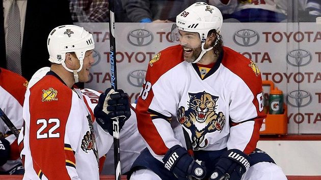 Jaromír Jágr a jeho spoluhráč z Floridy Shawn Thornton (22). Jaromír Jágr a jeho spoluhráč z Floridy Shawn Thornton (22).