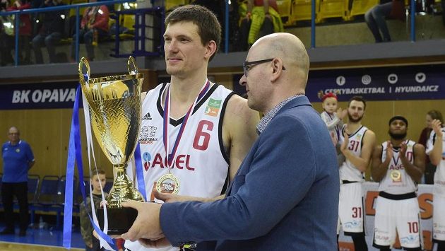 Kapitán Nymburka Pavel Pumprla s pohárem pro vítěze poháru a starosta Nového Jičína Stanislav Kopecký. Kapitán Nymburka Pavel Pumprla s pohárem pro vítěze poháru a starosta Nového Jičína Stanislav Kopecký.