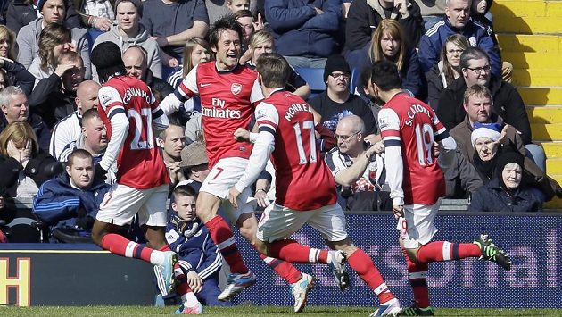 Góóól! Tomáš Rosický (druhý zleva) slaví se spoluhráči z Arsenalu svoji trefu hlavou do sítě West Bromwich Albion. Góóól! Tomáš Rosický (druhý zleva) slaví se spoluhráči z Arsenalu svoji trefu hlavou do sítě West Bromwich Albion.