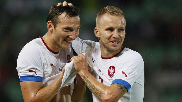 Libor Kozák (vlevo) se raduje se spoluhráčem Michalem Kadlecem ze vstřelení branky do sítě Maďarska. Libor Kozák (vlevo) se raduje se spoluhráčem Michalem Kadlecem ze vstřelení branky do sítě Maďarska.