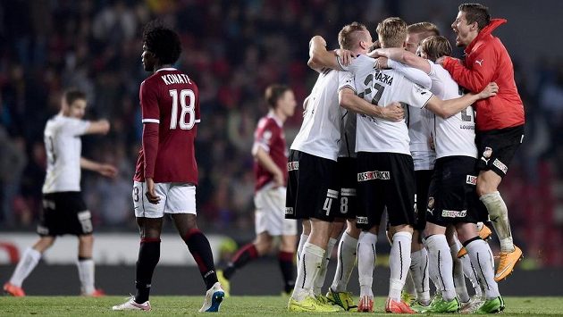 Velká radost plzeňských fotbalistů, vlevo zklamaný sparťan Konaté. Velká radost plzeňských fotbalistů, vlevo zklamaný sparťan Konaté.