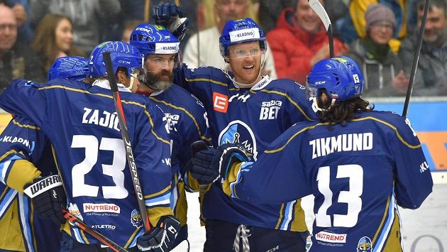 Kladenský hokejista Tomáš Plekanec (úplně vlevo), Josef Zajíc, Jaromír Jágr, Brendon Nash a Ladislav Zikmund se radují z gólu v chomutovské síti. Kladenský hokejista Tomáš Plekanec (úplně vlevo), Josef Zajíc, Jaromír Jágr, Brendon Nash a Ladislav Zikmund se radují z gólu v chomutovské síti.