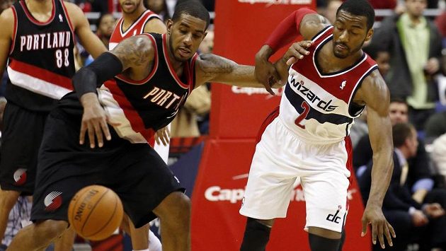 LaMarcus Aldridge (vlevo) z Portlandu v souboji s Johnem Wallem z Washingtonu Wizards. LaMarcus Aldridge (vlevo) z Portlandu v souboji s Johnem Wallem z Washingtonu Wizards.