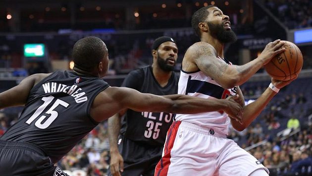 Markieff Morris z Washingtonu uniká Isaiahu Whiteheadovi z Brooklynu. Markieff Morris z Washingtonu uniká Isaiahu Whiteheadovi z Brooklynu.