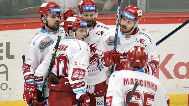 Hokejisté Třince se radují z gólu. Zleva Milan Doudera, Petr Vrána, Martin Růžička, autor gólu Matěj Stránský a Tomáš Marcinko. Hokejisté Třince se radují z gólu. Zleva Milan Doudera, Petr Vrána, Martin Růžička, autor gólu Matěj Stránský a Tomáš Marcinko.