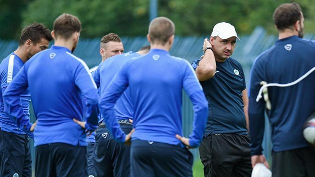Trenér Slovanu Liberec Jindřich Trpišovský (druhý zprava) během tréninku před utkáním Evropské ligy s PAOK Soluň. Trenér Slovanu Liberec Jindřich Trpišovský (druhý zprava) během tréninku před utkáním Evropské ligy s PAOK Soluň.