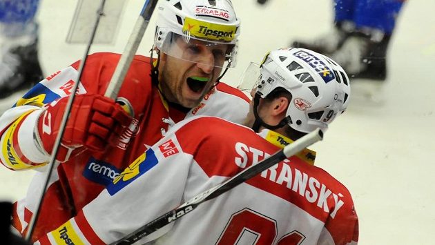 Slávistická radost. Zleva Václav Pletka a Jan Stránský. Slávistická radost. Zleva Václav Pletka a Jan Stránský.
